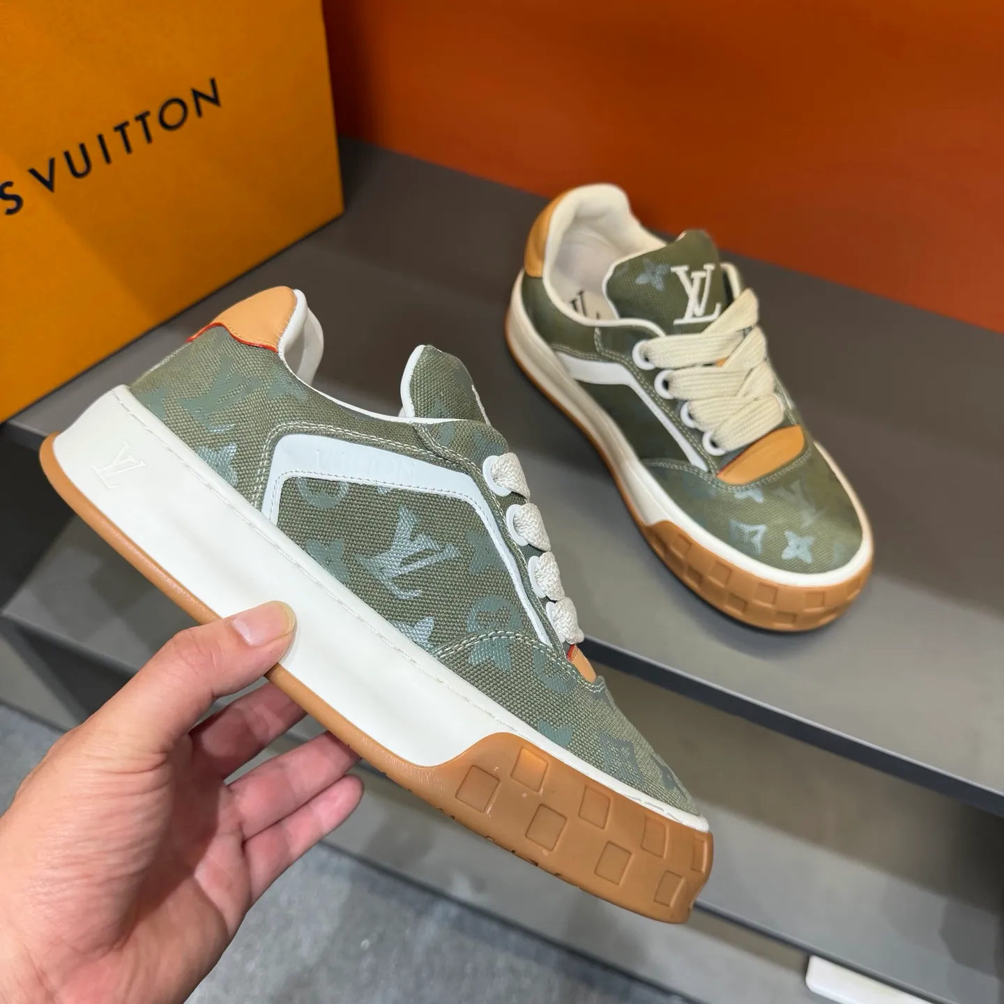 Factory price: 480💰Top version LV-Louis Vuitton-classic catwalk new model, empty glue process, original version 1:1 development! ! The upper foot is very comfortable. It is made of luxurious materials and fine workmanship. The midsole is printed with English letters "Made in Europe". The upper is made of calfskin imported from Italy. The side is decorated with the brand's LOGO and signature. The latest latex foot pads and mesh lining make the foot feel super comfortable. Original factory special supply of original two-color T men's shoes 💰U combination outsole. Bag technology Goodyear stitched edges Fabric: Exclusive custom first-layer cowhide Accessories: Exclusive private model Vuitton logo, lining: Customized silk mesh lining - first-layer silk cowhide lining Outsole: T men's shoes 💰U combination outsole wear-resistant, non-slip and anti-yellowing Foot pads: new latex pad-mesh sweat-absorbent Technology: fully computerized sewing machine wire drawing Toe cap Back cover Hot and cold shaping Full set of pull-top lasts, medium and low logo pattern, code number: 38-44, customized 45